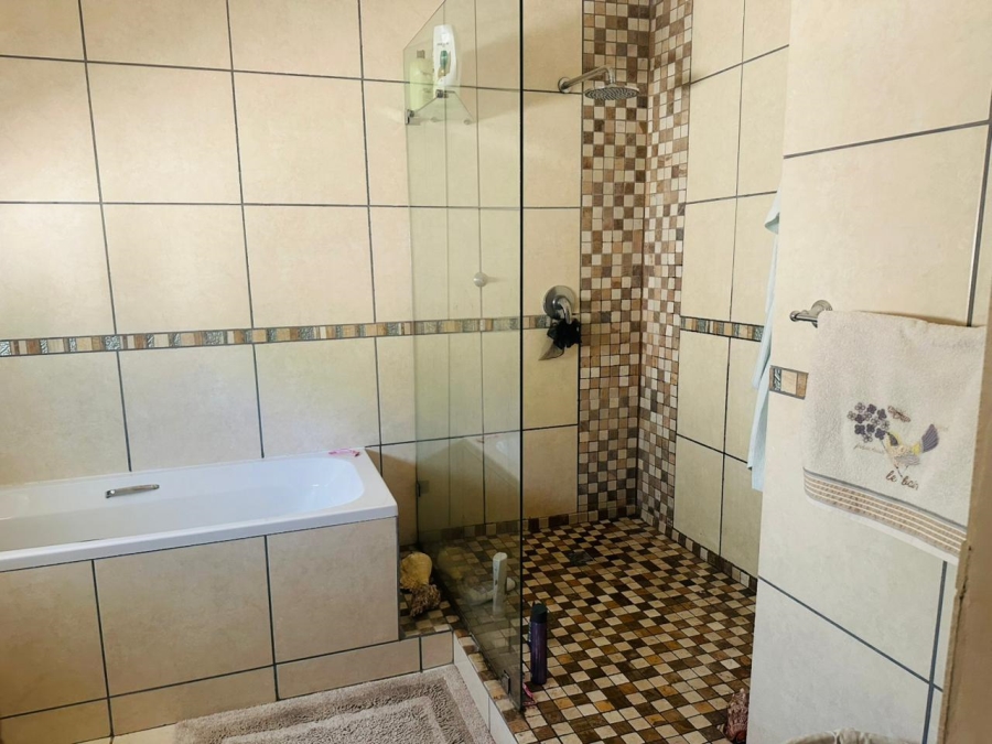 4 Bedroom Property for Sale in Glen Barrie Western Cape